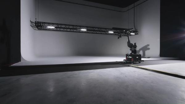 Un studio moderne de tournage équipé d'un robot de motion control de dernière génération transportable et d'un cyclorama 3 faces proche de Paris